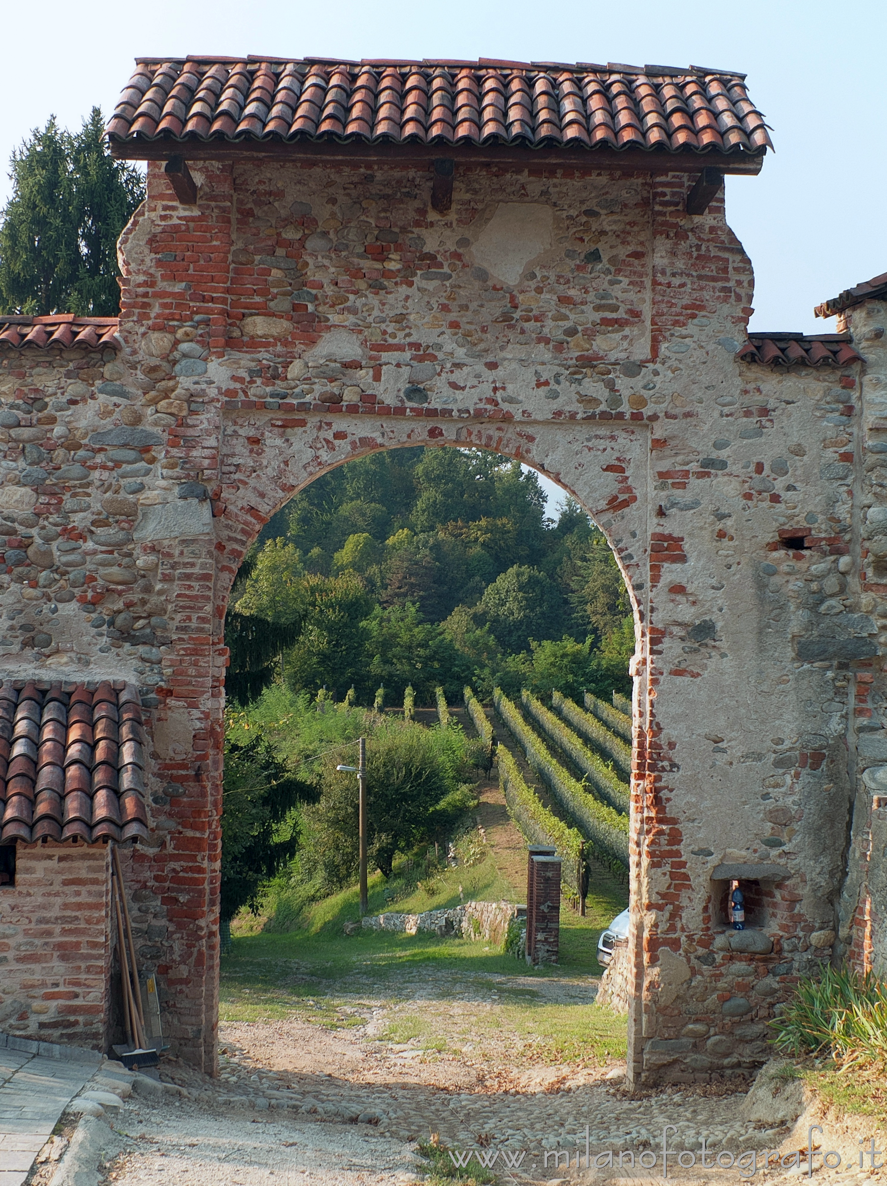 Cossato (Biella) - I vigneti di Castellengo visti attraverso la porta del Moro del Castello di Castellengo